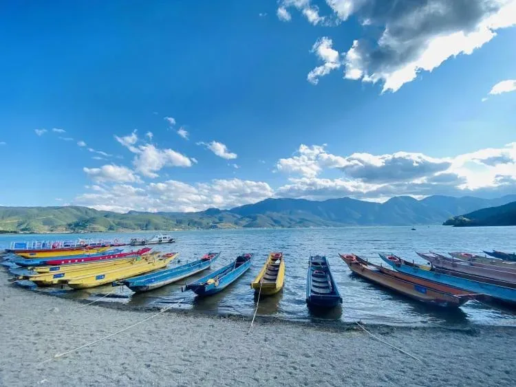 瀘沽湖湖岸與遊船