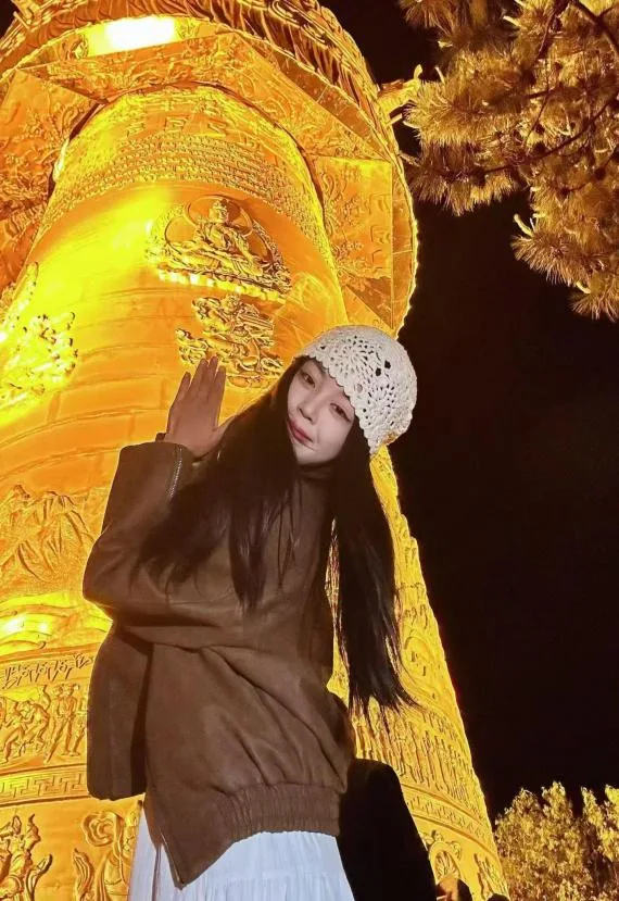 旅行人像與金色建築